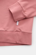 04651/ A trip in a bag Kapuzenpullover 'IF Hoodie' altrosa, Detailaufnahme der Rippbündchen und Weblabel aus elastischer, weicher Baumwolle, Seitenansicht.