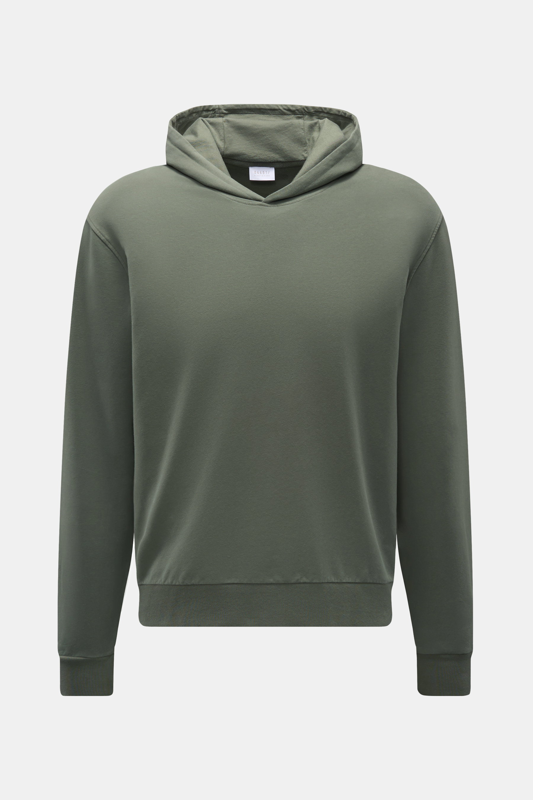Frontansicht eines graugrünen 04651/ A trip in a bag Kapuzenpullovers 'IF Hoodie' aus gebürstetem Jersey mit Kapuze, Rippbündchen und kleinem Weblabel.