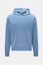 Frontansicht des 04651/ A trip in a bag Kapuzenpullovers 'IF Hoodie' rauchblau aus gebürstetem Jersey, Regular Fit mit Kapuze und Rippbündchen.