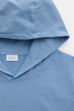 04651/ A trip in a bag Kapuzenpullover 'IF Hoodie' rauchblau, Nahaufnahme von Kapuze und Kragen aus weichem, elastischem Jersey mit Weblabel.