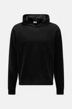 04651/ A trip in a bag Kapuzenpullover 'IF Hoodie' schwarz, frontale Ansicht, aus weichem, elastischem, gebürstetem Jersey mit Kapuze, Rippbündchen und kleinem Weblabel in der Seitennaht.