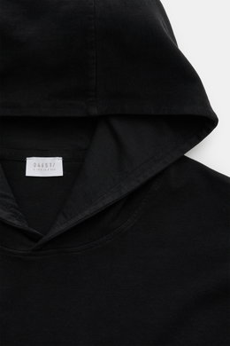 04651/ A trip in a bag Kapuzenpullover 'IF Hoodie' schwarz, Nahaufnahme von Kapuze und Kragen aus weichem, elastischem Jersey.
