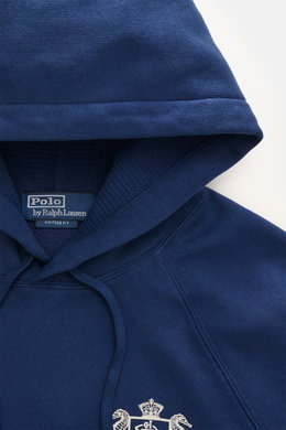 Polo Ralph Lauren Kapuzenpullover dunkelblau, Detailaufnahme von oben, weicher Baumwollmix, oversized, Kapuze mit Tunnelzug, maritimer Print sichtbar.