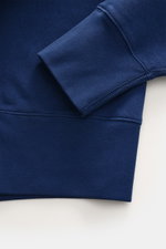 Nahaufnahme des dunkelblauen Polo Ralph Lauren Kapuzenpullovers mit weichem Griff, Rippbündchen und hochwertiger Baumwoll-Microfaser-Mischung.
