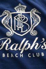 Nahaufnahme des maritimen Logo-Prints auf dem dunkelblauen Polo Ralph Lauren Kapuzenpullover, Detail von vorne fotografiert.