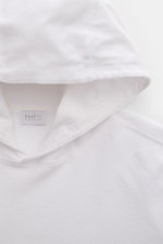 Close-up front view of the hood and neckline of the 04651/ A trip in a bag Terry hooded jumper 'Terry' white in soft cotton terrycloth.

Description: <p>Comfort and coolness with summery nonchalance: The hooded jumper 'Terry' by 04651/ A TRIP IN A BAG mad