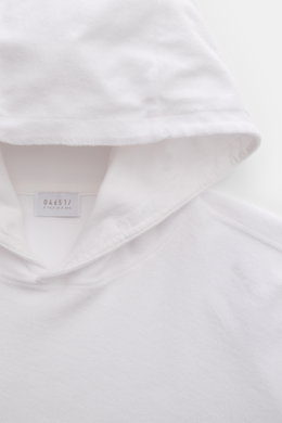 Close-up front view of the hood and neckline of the 04651/ A trip in a bag Terry hooded jumper 'Terry' white in soft cotton terrycloth.

Description: <p>Comfort and coolness with summery nonchalance: The hooded jumper 'Terry' by 04651/ A TRIP IN A BAG mad