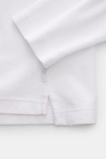 Close-up rear view of the hem and sleeve detail of 04651/ A trip in a bag Terry hooded jumper 'Terry' white in soft pure cotton terrycloth.

<p>Comfort and coolness with summery nonchalance: The hooded jumper 'Terry' by 04651/ A TRIP IN A BAG made of pure