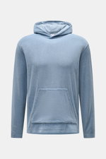 Frontale Nahaufnahme des 04651/ A trip in a bag Frottee-Kapuzenpullover 'Terry' rauchblau aus reiner Baumwolle mit Kapuze, Kängurutasche und Regular Fit.