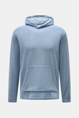 Frontale Nahaufnahme des 04651/ A trip in a bag Frottee-Kapuzenpullover 'Terry' rauchblau aus reiner Baumwolle mit Kapuze, Kängurutasche und Regular Fit.