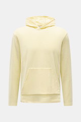 Frontansicht des pastellgelben 04651/ A trip in a bag Frottee-Kapuzenpullover 'Terry' aus reiner Baumwolle mit Kapuze, Kängurutasche und kleinem Weblabel.
