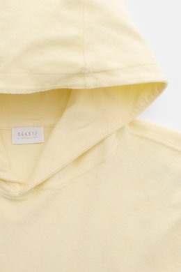 04651/ A trip in a bag Frottee-Kapuzenpullover 'Terry' pastellgelb aus Baumwoll-Frottee, weicher Griff, Regular Fit, Kapuze, Weblabel, Nahaufnahme von schräg oben.