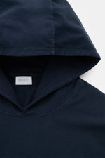 04651/ A trip in a bag Kapuzenpullover 'IF Hoodie' navy, Detailaufnahme der Kapuze und des Weblabels aus gebürstetem Jersey mit weichem Griff.