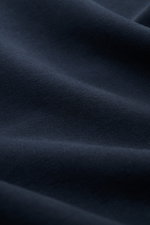 04651/ A trip in a bag Kapuzenpullover 'IF Hoodie' navy aus gebürstetem Jersey, weicher Griff, Detailaufnahme des Stoffes in Nahaufnahme.