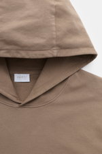 04651/ A trip in a bag Kapuzenpullover 'IF Hoodie' taupe, Nahaufnahme von oben, weicher gebürsteter Jersey mit Kapuze und Label sichtbar.