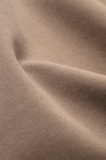 Nahaufnahme des weichen, elastischen Baumwollstoffs des taupefarbenen 04651/ A trip in a bag Kapuzenpullovers 'IF Hoodie' aus gebürstetem Jersey.