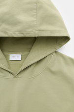 04651/ A trip in a bag Kapuzenpullover 'IF Hoodie' salbei, Detailaufnahme von oben, Kapuze, weicher gebürsteter Jersey, Weblabel innen
