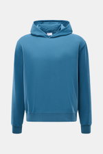 Frontale Nahaufnahme des petrolfarbenen 04651/ A trip in a bag Kapuzenpullovers 'IF Hoodie' aus weichem, elastischem gebürstetem Jersey mit Kapuze und Rippbündchen, im Regular Fit mit kleinem Weblabel in der Seitennaht.
