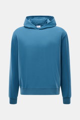 Frontale Nahaufnahme des petrolfarbenen 04651/ A trip in a bag Kapuzenpullovers 'IF Hoodie' aus weichem, elastischem gebürstetem Jersey mit Kapuze und Rippbündchen, im Regular Fit mit kleinem Weblabel in der Seitennaht.