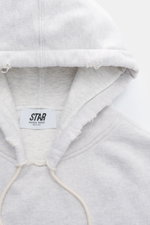 Golden Goose Kapuzenpullover hellgrau meliert, Nahaufnahme von oben, reine Baumwolle, weicher Griff, Oversized Fit, Kapuze mit Tunnelzug, Kängurutasche.