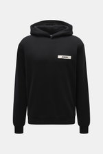 Frontale Nahaufnahme des Jacquemus Kapuzenpullover 'Gros Grain' schwarz mit Kapuze, Regular Fit, Baumwolle, Overlock-Nähten, Logo-Stitching, Rippbündchen.