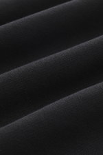 Nahaufnahme des schwarzen Jacquemus Kapuzenpullover 'Gros Grain' Stoffes, Sweat aus reiner Baumwolle, schwere Qualität, softe Innenseite, markante Overlock-Nähte, Regular Fit, praktische Kapuze, Grosgrain mit Logo-Stitching auf der Brust, komfortable Ripp