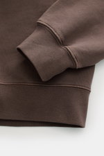 Nahaufnahme des Jacquemus Kapuzenpullover 'Gros Grain' graubraun in schwerer Qualität, Perspektive auf Ärmel mit Rippbündchen und Overlock-Nähten.