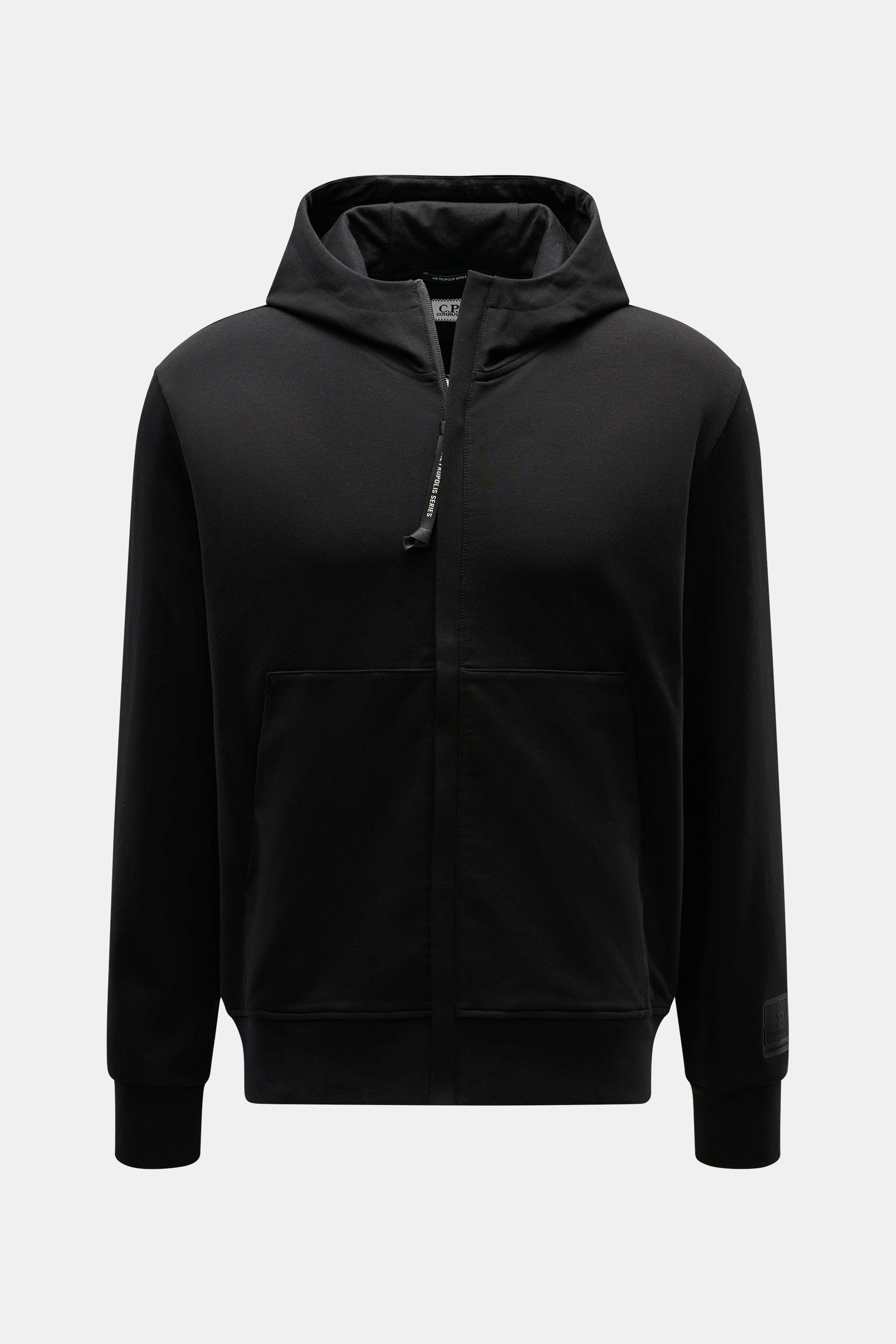 C.P. Company Sweatjacke schwarz, frontal fotografiert, Kapuze mit Tunnelzug, elastischer Baumwoll-Stretch, weicher Griff, Regular Fit, Kängurutasche, Reißverschluss, Rippbündchen.