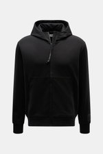 C.P. Company Sweatjacke schwarz, frontal fotografiert, Kapuze mit Tunnelzug, elastischer Baumwoll-Stretch, weicher Griff, Regular Fit, Kängurutasche, Reißverschluss, Rippbündchen.