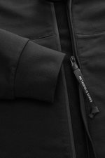 Nahaufnahme aus seitlicher Perspektive der schwarzen C.P. Company Sweatjacke mit Baumwoll-Stretch-Fleece, robustem Reißverschluss und Rippbündchen.