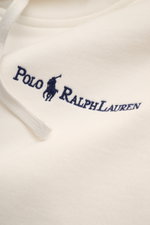 Nahaufnahme des weißen Polo Ralph Lauren Kapuzenpullovers mit weichem Baumwoll-Microfaser-Sweat, Relaxed Fit und blauem Logo-Stitching auf der Brust.