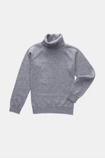von oben fotografierter von Braun Kinder Cashmere Rollkragenpullover grau mit Raglanärmeln, anliegendem Rollkragen, weichem Griff und Rippbündchen, aus reinem Cashmere