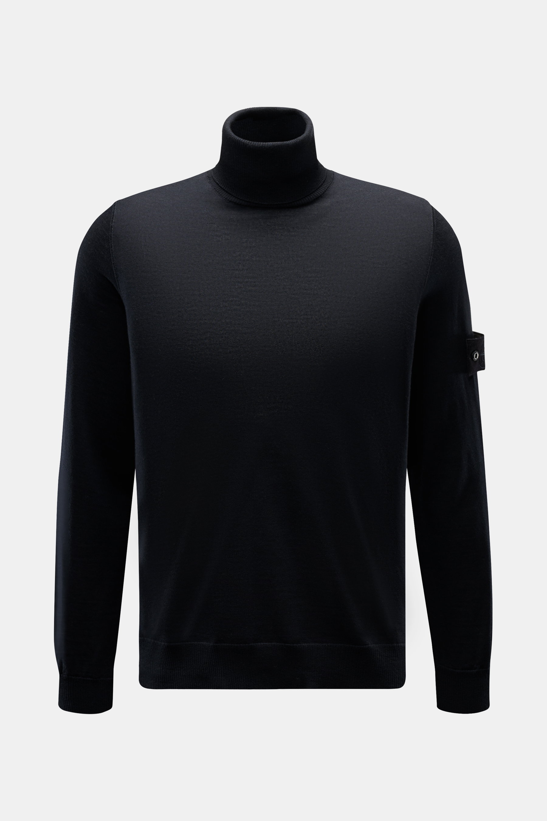 Stone Island Rollkragenpullover 'Ghost Piece' navy aus reiner Schurwolle, Regular Fit, weicher Griff, feines Strickbild, Kompass-Badge am Oberarm, Rippbündchen, frontale Ansicht.