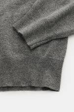 BRAUN Hamburg Rollkragenpullover grau, Nahaufnahme von Ärmel und Saum, weicher Strick aus Schurwolle, Cashmere, Viskose, Slim Fit, Rippbündchen.