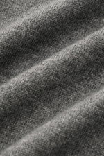 Nahaufnahme des grauen BRAUN Hamburg Rollkragenpullovers zeigt feines Strickbild, weichen Garnmix aus Schurwolle, Cashmere und Viskose.