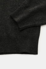 BRAUN Hamburg Rollkragenpullover anthrazit, Detailaufnahme von Ärmel und Saum, weicher Garnmix aus Schurwolle, Cashmere, Viskose, Slim Fit, feines Strickbild, Rippbündchen.