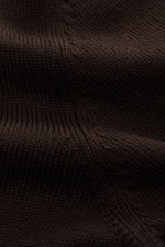 Gran Sasso Rollkragenpullover dunkelbraun aus reiner Schurwolle, weicher Griff, mittelfeines Strickbild, Slim Fit, Detailaufnahme Stoffstruktur.