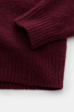 Nahaufnahme des Filippo de Laurentiis Rollkragenpullovers bordeaux von oben, Mix aus Cashmere, Seide, Microfaser, weicher Griff, mittelfeines Strickbild, Slim Fit, anliegender Rollkragen, flexible Rippbündchen.
