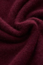 Filippo de Laurentiis Rollkragenpullover bordeaux, Nahaufnahme Stoffstruktur, Mix aus Cashmere, Seide, Microfaser, weicher Griff, Slim Fit, mittelfeines Strickbild, flexible Rippbündchen.
