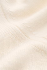 Nahaufnahme des Lunaria Cashmere Cashmere Rollkragenpullovers creme, weicher Stoff mit mittelfeinem Strickbild, Rippstrick-Rollkragen und Bündchen für maximalen Komfort und Wärme.