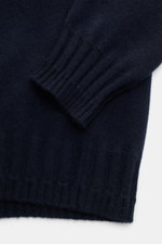 Nahaufnahme von Ärmel und Saum des Lunaria Cashmere Cashmere Rollkragenpullovers navy, Slim Fit mit weichem Rippstrickbund und Rollkragen aus reiner Cashmerequalität, mittelfeines Strickbild für maximalen Komfort und Wärme.