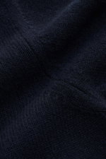 Nahaufnahme aus schräge Perspektive des Lunaria Cashmere Cashmere Rollkragenpullovers navy mit weichem Griff, mittelfeinem Strick, Rippkragen und Komfortbündchen.