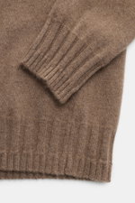 Lunaria Cashmere Cashmere Rollkragenpullover graubraun, Detailaufnahme von Ärmel und Saum mit weichem Griff, mittelfeinem Strick und Rippbündchen.