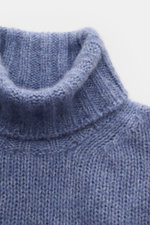 Nahaufnahme des Fedeli Rollkragenpullovers 'Derby' rauchblau meliert von oben, grobes Strickbild, Mix aus Cashmere und Seide, sehr weich, voluminös, Regular Fit, Rollkragen, komfortable Rippbündchen.