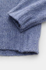 Nahaufnahme der Ärmel und Saum des Fedeli Rollkragenpullover 'Derby' rauchblau meliert, mit grobem Strickbild, Rollkragen, Regular Fit, weichem Mix aus Cashmere und Seide und komfortablen Rippbündchen.