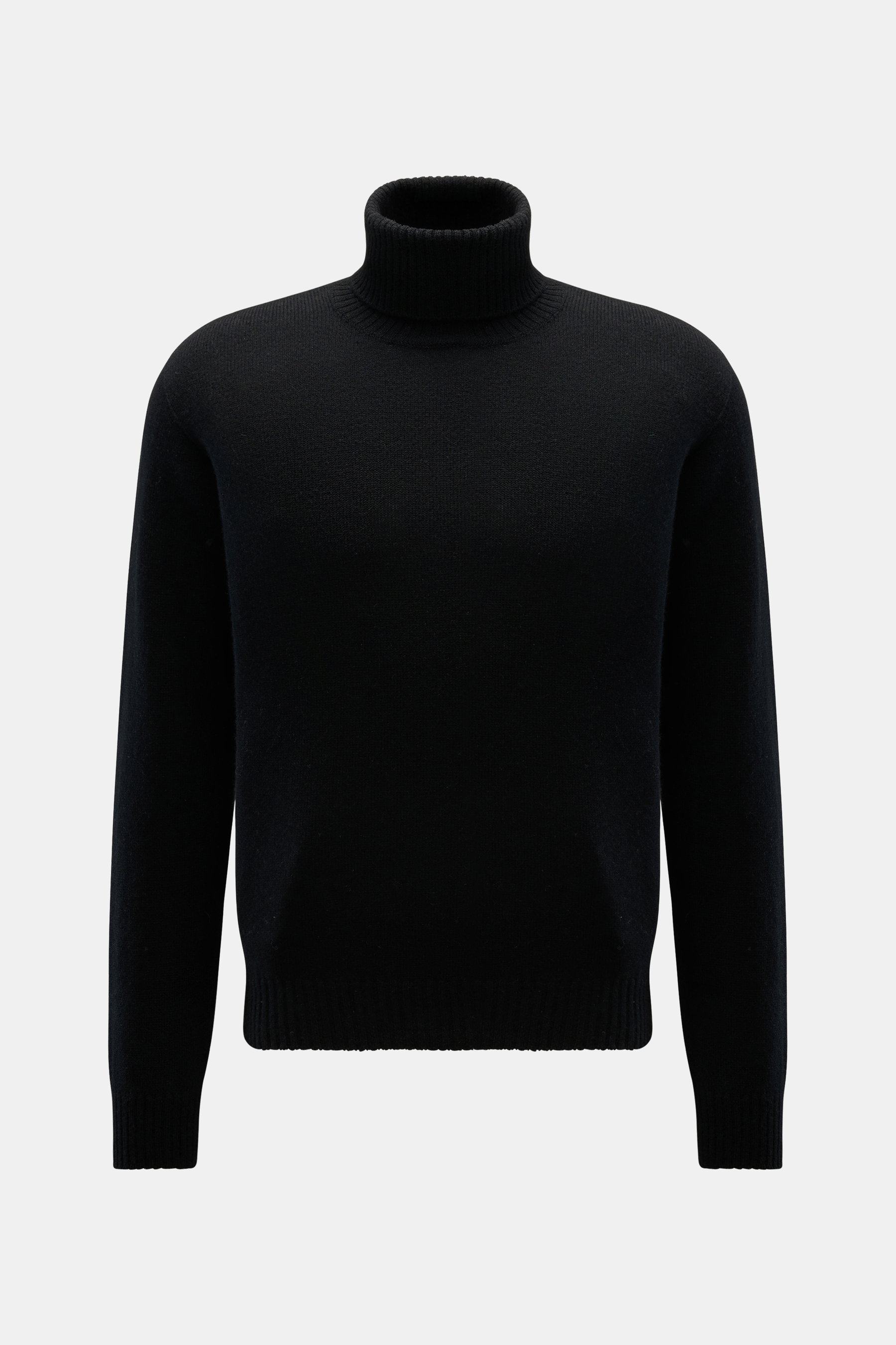 Schwarz fotografierter 04651/ A trip in a bag Cashmere Rollkragenpullover in Frontansicht mit weichem Griff, feinem Strickbild, Regular Fit und Rippbündchen.