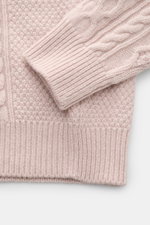Nahaufnahme des 04651/ A trip in a bag Rollkragenpullovers 'Mouline Cable Turtle' altrosa meliert mit voluminösem Zopfstrick, Rippbündchen und Woll-Cashmere-Bouclé.