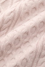 04651/ A trip in a bag Rollkragenpullover 'Mouline Cable Turtle' altrosa meliert, Makroaufnahme des groben Zopfstrickmusters aus Woll-Cashmere-Bouclé.