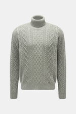 04651/ A trip in a bag Rollkragenpullover 'Mouline Cable Turtle' graugrün meliert, frontal fotografiert, voluminöses Zopfstrickmuster, Woll-Cashmere-Mix, weicher Griff, Regular Fit, Rippstrick-Rollkragen und komfortable Rippbündchen.