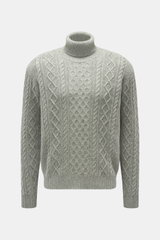 04651/ A trip in a bag Rollkragenpullover 'Mouline Cable Turtle' graugrün meliert, frontal fotografiert, voluminöses Zopfstrickmuster, Woll-Cashmere-Mix, weicher Griff, Regular Fit, Rippstrick-Rollkragen und komfortable Rippbündchen.